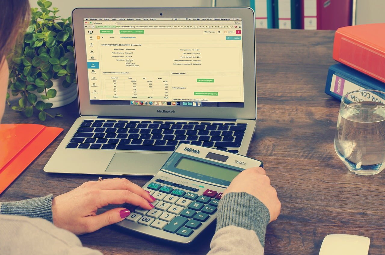 When Should I Hire an In-House Accountant? 4 Tips For Small Businesses
