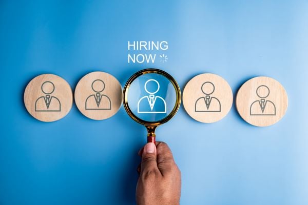What are the Pros & Cons Of Working With Recruiters?